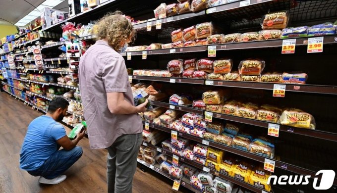 미국 캘리포니아 몬테레이 파크에 있는 슈퍼마켓에서 사람들이 빵을 사고 있다. ⓒ AFP=뉴스1  Copyright (C) 뉴스1. All rights reserved. 무단 전재 및 재배포 금지.