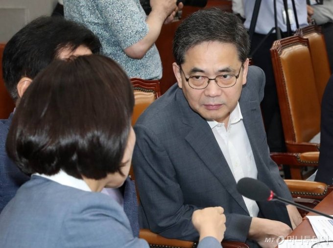 곽상도 국민의힘 전 의원이 2019년 8월 당시 국회 운영위원회 전체회의에서 동료 의원들과 대화를 나누고 있다. /사진=홍봉진 기자 honggga@