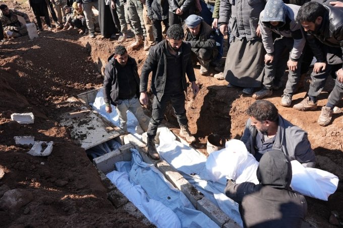 7일(현지시간) 시리아 진데리스에서 주민들과 유가족들이 강진 희생자 시신을 매장하고 있다/AFPBBNews=뉴스1