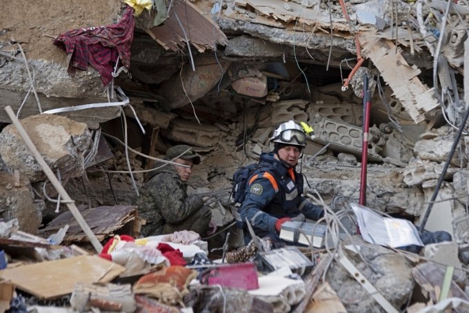 7일(현지시간) 러시아 구조대원이 시리아에서 구조 작업을 진행 중이다./AFPBBNews=뉴스1