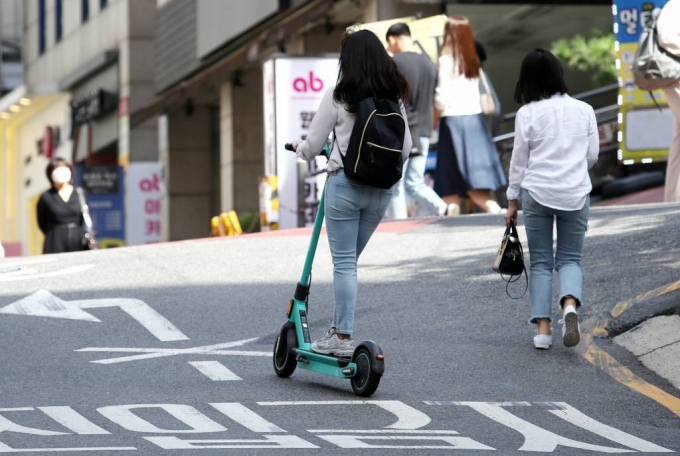 지난해 9월, 서울 강남 인근에서 한 시민이 킥보드를 이용하고 있다. (내용과 관계 없음) /사진=뉴시스