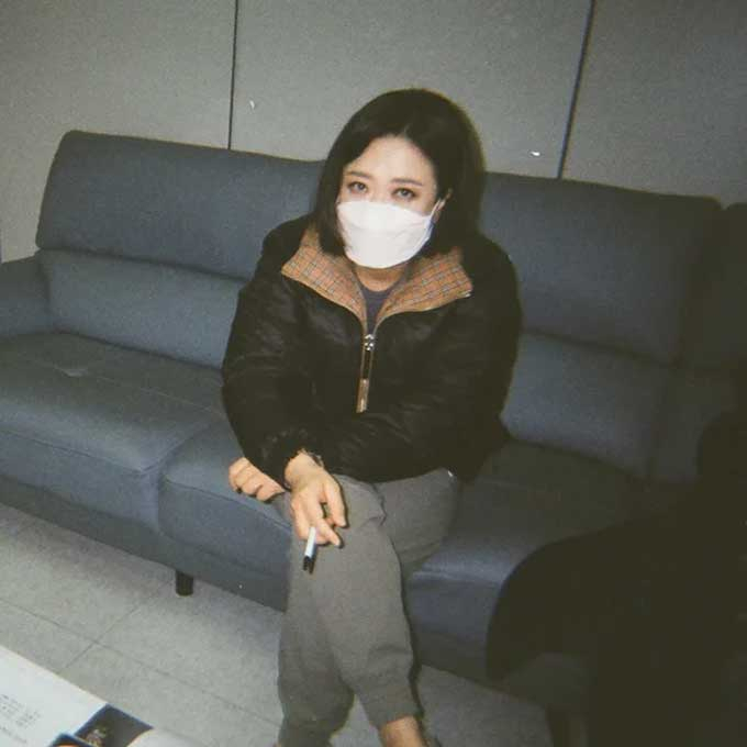 코미디언 김숙이 대기실 소파에 앉아 볼펜을 들고 있는 모습. 지난해 3월 김숙은 자신의 인스타그램에 이 사진을 올렸다가 실내 흡연으로 오해받은 바 있다. /사진=김숙 인스타그램