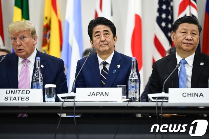 (오사카 AFP=뉴스1) 우동명 기자 = 도널드 트럼프 미국 대통령과 아베 신조 일본 총리, 시진핑 중국 국가주석이 2019년 6월 28일(현지시간) 오사카 G20 정상회의에 참석을 하고 있다.    (C) AFP=뉴스1  