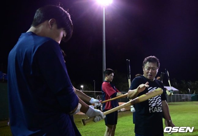롯데 박흥식 수석코치(맨 오른쪽)가 미국 괌에서 열린 롯데 스프링캠프에서 김민석(맨 왼쪽)에게 타격을 지도하고 있다. 