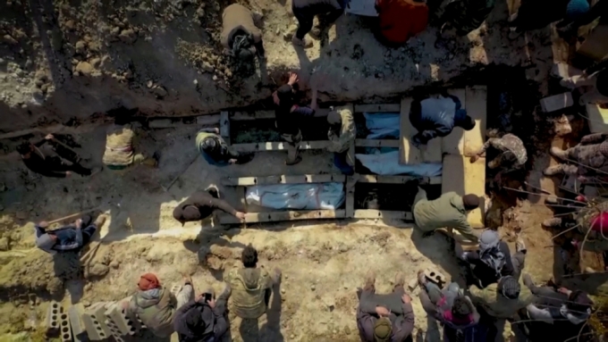 9일(현지시간)민간 구조대 '화이트 헬멧' 요원이 드론으로 촬영한 시리아 이들리브 주 잔다리스(Jandaris)의 한 공동묘지 모습/사진=로이터통신