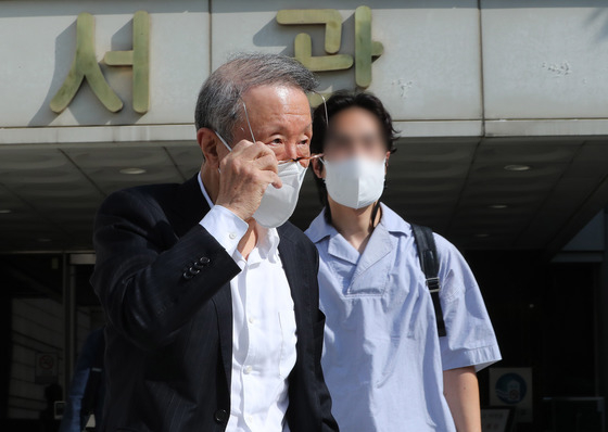 (서울=뉴스1) 박세연 기자 = 홍원식 남양유업 회장이 21일 오후 서초구 서울중앙지방법원에서 남양유업과 한앤컴퍼니 양사의 계약 불이행 관련 주식양도 소송 7차 변론기일을 마치고 법원을 나서고 있다.  2022.6.21/뉴스1  