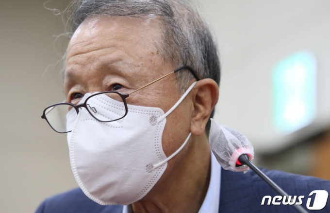 (서울=뉴스1) 구윤성 기자 = 홍원식 남양유업 회장이 21일 오후 서울 여의도 국회에서 열린 2021 환경노동위원회의 고용노동부 등에 대한 종합감사에서 육아휴직 노동자 직장 내 괴롭힘 관련 증인으로 출석해 답변하고 있다. 2021.10.21/뉴스1  