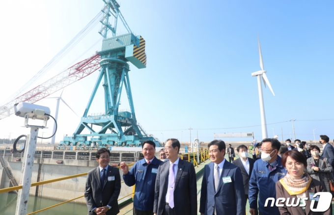 (군산=뉴스1) 유경석 기자 = 한덕수 국무총리(왼쪽 세번째)가 28일 전북 군산시 현대중공업 군산조선소에서 열린 재가동 선포식을 마치고 현장을 시찰하고 있다. 2022.10.28/뉴스1 Copyright (C) 뉴스1. All rights reserved. 무단 전재 및 재배포 금지.