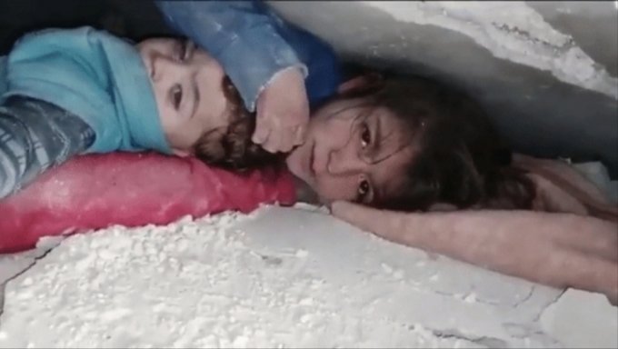 7일(현지시간) 튀르키예(터키)·시리아 대지진으로 무너진 건물에서 17시간만에 구조된 남매. /사진=트위터 영상 캡처