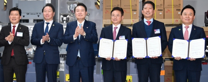 지난 1일 구미 SK실트론을 방문한 윤석열 대통령이 이철우 경북지사, 김장호 구미시장, 최태원 SK그룹회장 등과 함께 기념촬영을 했다./사진제공=구미시