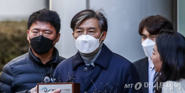 자녀입시 비리 및 유재수 감찰무마 등 혐의를 받는 조국 전 법무부 장관이 지난 3일 서울중앙지법에서 열린 선고 공판을 마친 뒤 법원을 나서며 취재진의 질문에 답하고 있다. /사진=뉴시스