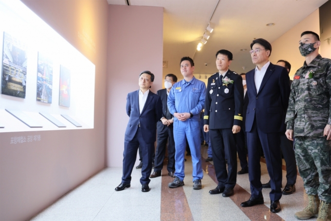 최정우 포스코그룹 회장(오른쪽 두번째), 김학동 포스코 부회장(왼쪽 첫번째) 등이 행사 참석자들과 사진전을 둘러보는 모습 /사진=포스