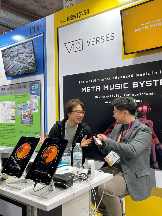 CES 2023 전시부스에서 이성욱 버시스 대표가 한 참관객에게 메타뮤직시스템을 설명하고 있다/사진=버시스