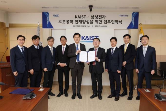 삼성전자와 KAIST가 13일 대전광역시 KAIST 본원에서 삼성전자 DX부문 CTO 전경훈 사장(사진 왼쪽에서 다섯 번째)과 KAIST 이승섭 교학부총장(사진 왼쪽에서 여섯 번째) 등이 참석한 가운데 '삼성전자 로보틱스 인재양성 프로그램' 신설 협약을 체결했다./사진제공=삼성전자