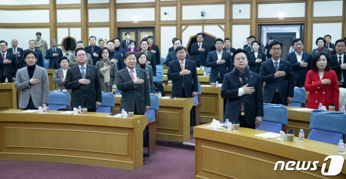 (서울=뉴스1) 이재명 기자 = 정우택 국회부의장을 비롯한 국민의힘 의원들이 15일 오전 서울 여의도 국회 의원회관에서 ‘탄소중립 녹색성장 시대와 정치의 미래’ 주제로 열린 국민공감 공부모임에서 국민의례를 하고 있다. 2023.2.15/뉴스1  Copyright (C) 뉴스1. All rights reserved. 무단 전재 및 재배포 금지.