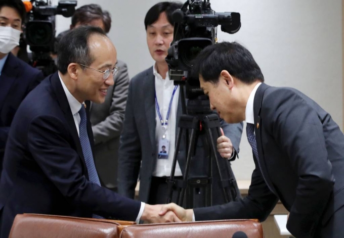 [서울=뉴시스] 홍효식 기자 = 추경호(왼쪽) 부총리 겸 기획재정부 장관과 김주현 금융위원장이 15일 서울 용산 대통령실 청사에서 열린 제13차 비상경제민생회의에 앞서 악수하고 있다. 2023.02.15.