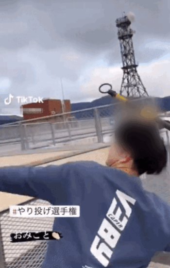 일본 시코쿠 에히메현의 JR선로를 향해 창처럼 긴 플라스틱 막대를 던진 일본의 한 남성. 이 막대는 사람에게 위협을 가하진 않았으나 선로에서 얼마 떨어지지 않은 곳에서 발견됐다. /사진=틱톡 캡처