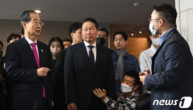 한덕수 국무총리와 최태원 대한상공회의소 회장이 15일 서울 중구 대한상의에서 열린 규제샌드박스 혁신기업 간담회에 앞서 2023년 승인기업으로 선정된 &#039;모빈&#039; 관계자와 대화를 나누고 있다. /사진=공동취재단