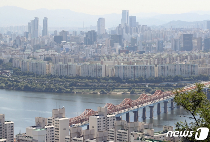 (서울=뉴스1) 임세영 기자 = 부동산 시장이 얼어붙으며 전국 주요 입지에 위치한 '대장주 아파트' 가격이 하락하는 가운데 오히려 한강뷰 아파트는 가격이 상승했다. 26일 KB부동산에 따르면 이달 선도아파트50지수는 1.12% 떨어졌다. 2019년 3월(-1.15%) 이후 3년 6개월 만에 가장 큰 낙폭을 기록했다. 그러나 한강뷰 아파트는 달랐다. 부동산 빅데이터 정보 서비스 업체인 다윈중개 조사 결과 한강변 300m 이내인 단지 99곳의 아파트 매매가는 올해 1월 대비 8월까지 4.1% 상승했다. 사진은 27일 서울 강남구 압구정 한강변 아파트 모습. 2022.9.27/뉴스1  Copyright (C) 뉴스1. All rights reserved. 무단 전재 및 재배포 금지.