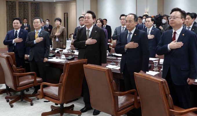 윤석열 대통령이 15일 서울 용산 대통령실 청사에서 열린 제13차 비상경제민생회의에서 국기에 대한 경례를 하고 있다. /사진=뉴시스