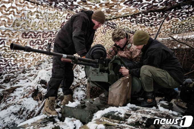(도네츠크 AFP=뉴스1) 우동명 기자 = 4일(현지시간) 러시아의 침공 속 우크라이나 도네츠크 전선에서 병사들이 T-64 탱크를 점검하고 있다.  ⓒ AFP=뉴스1  Copyright (C) 뉴스1. All rights reserved. 무단 전재 및 재배포 금지.