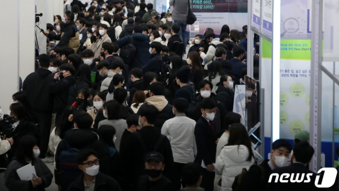 (서울=뉴스1) 구윤성 기자 = 1일 오전 서울 서초구 aT센터에서 열린 공공기관 채용정보박람회에서 취업준비생들이 참가기관 부스를 둘러보고 있다. 2023.2.1/뉴스1 Copyright (C) 뉴스1. All rights reserved. 무단 전재 및 재배포 금지.