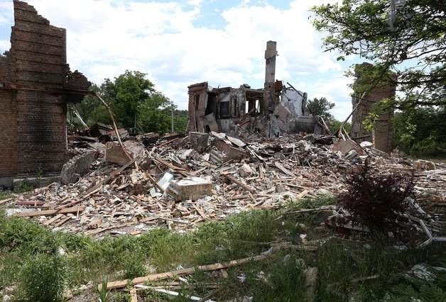 (리시칸스크 AFP=뉴스1) 우동명 기자 = 17일(현지시간) 우크라이나 루간스크의 리시칸스크에서 러시아 군의 포격을 받아 파괴된 학교의 모습이 보인다.   (C) AFP=뉴스1  