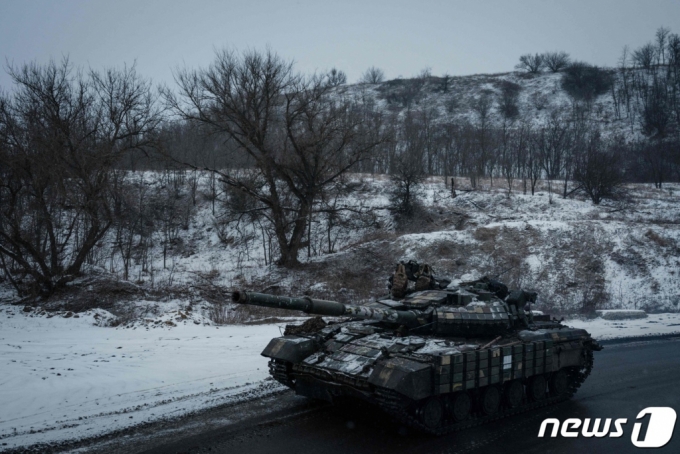 (쿠피안스크 AFP=뉴스1) 우동명 기자 = 13일(현지시간) 우크라이나 하르키우 쿠피안스크에서 전차가 러시아 군을 향해 이동을 하고 있다. ⓒ AFP=뉴스1 Copyright (C) 뉴스1. All rights reserved. 무단 전재 및 재배포 금지.