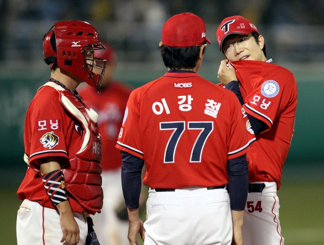 2010년 당시 이강철 KIA 투수코치(가운데)와 양현종(오른쪽)./사진=KIA 타이거즈