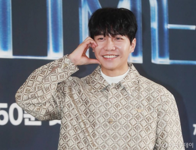 가수 겸 배우 이승기가 지난 15일 서울 마포구 스탠포드호텔에서 열린 JTBC 예능 프로그램 '피크타임' 제작발표회에 참석해 포즈를 취하고 있다. ‘피크타임’은 무대가 절실한 현역 아이돌부터 빛을 보지 못한 경단(경력단절), 해체돌까지 다시 한 번 무대에 올라 뜨거운 경쟁을 벌이는 팀전 서바이벌이다. /사진=이동훈 기자