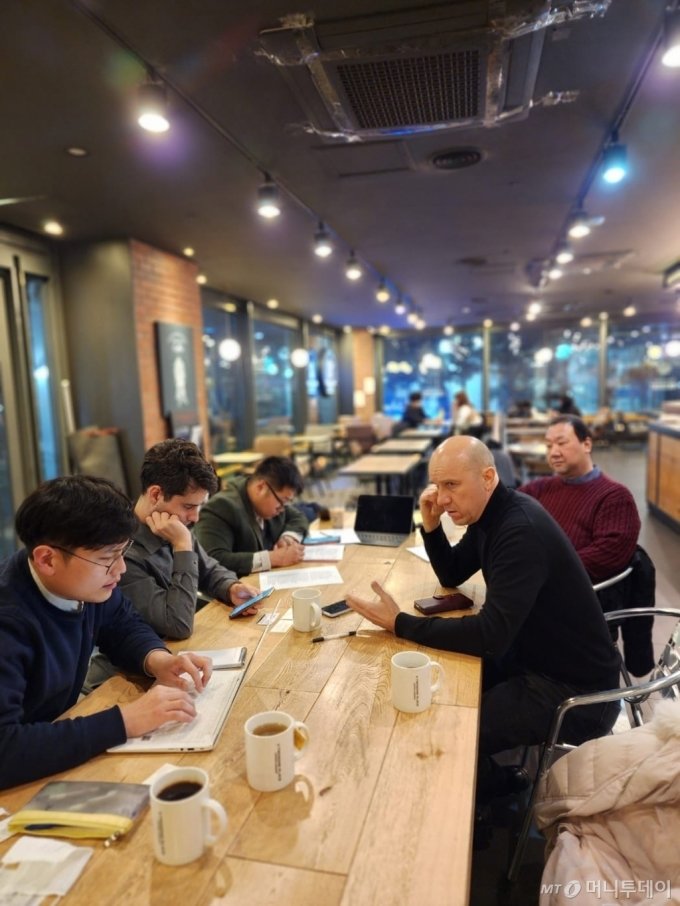 재한 우크라이나인 로만 야마노프씨(35·왼쪽 가운데)와 콘스탄틴씨(52·오른쪽 아래 남성)가 지난 16일 서울 중구 한 카페에서 머니투데이와 인터뷰를 하고 있다./사진=정세진 기자