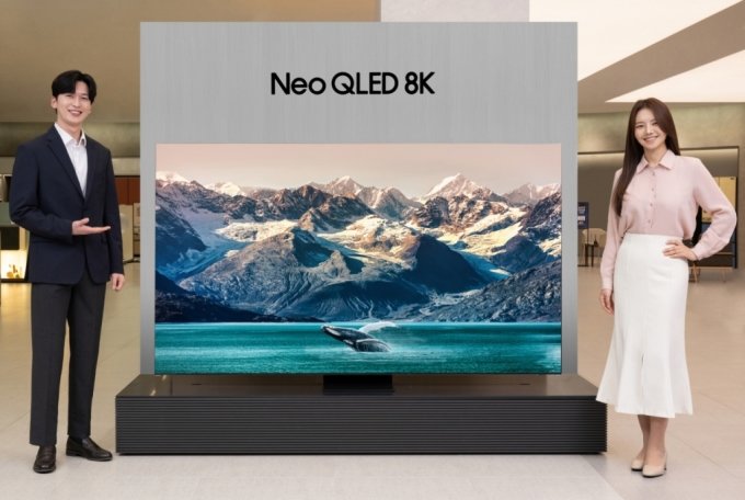삼성전자 모델이 서울 대치동에 위치한 삼성 디지털프라자 대치본점에서 2023형 Neo QLED 8K 85형 제품을 선보이는 모습./사진제공=삼성전자