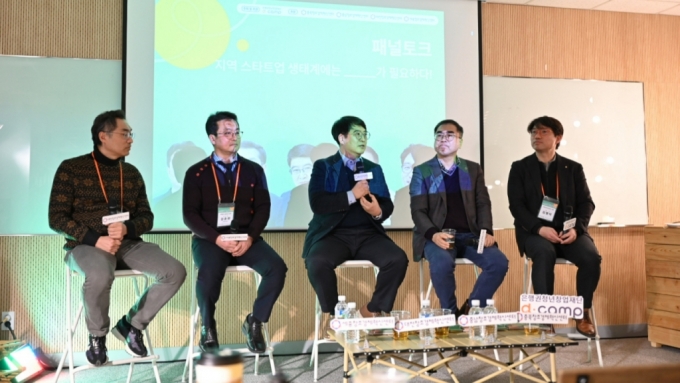 (왼쪽부터)강태현 대전창조경제혁신센터 본부장, 김호현 세종창조경제혁신센터 본부장, 강희준 충남창조경제혁신센터 센터장, 이종택 충북창조경제혁신센터 센터장, 김영덕 디캠프 대표 /사진=디캠프 제공