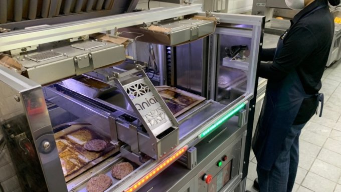 햄버거 매장에서 에니아이 로봇으로 조리하는 모습 /사진제공=에니아이