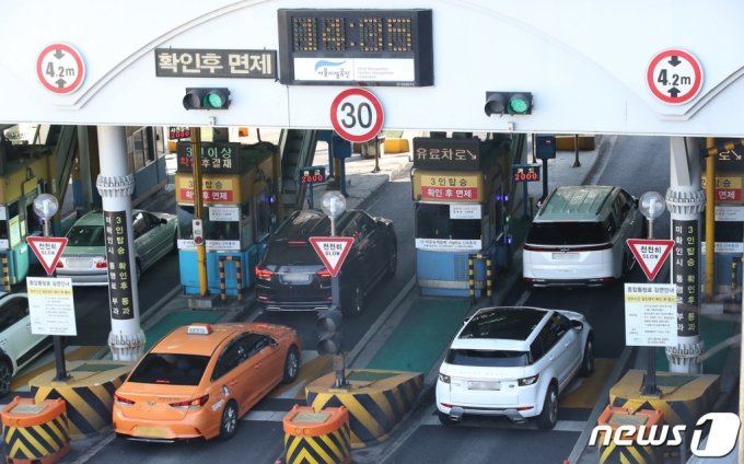 20일 서울 중구 남산 1호터널을 통해 차량들이 오가고 있다. /사진=뉴스1