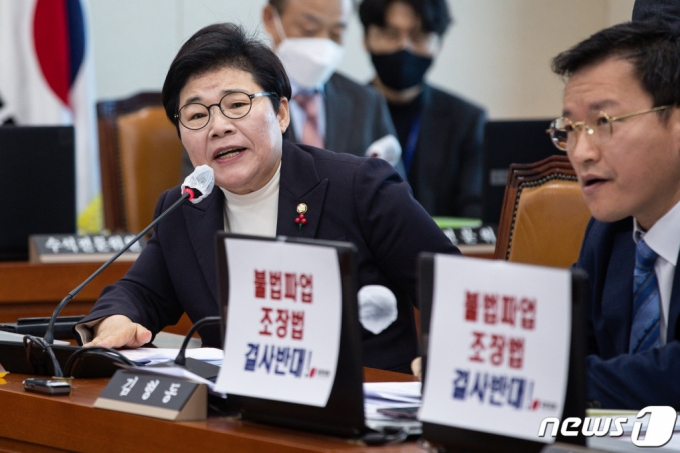 임이자 국회 환경노동위원회 국민의힘 간사가 21일 서울 여의도 국회에서 열린 제403회 국회(임시회) 환경노동위원회 제3차 전체회의에서 의사진행발언을 하고 있다. 국회 환경노동위원회는 이날 파업을 벌인 노동조합에 대한 기업의 손해배상 청구를 제한하는 내용을 담은 노동조합 및 노동관계조정법 일부개정법률안(대안), 이른바 '노란봉투법'을 여당의 거센 반발 속에 통과시켰다. /사진=뉴스1