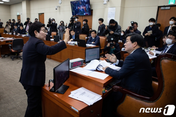 (서울=뉴스1) 유승관 기자 = 임이자 국회 환경노동위원회 국민의힘 간사(왼쪽)가 21일 서울 여의도 국회에서 열린 제403회 국회(임시회) 환경노동위원회 제3차 전체회의에서 전해철 위원장의 의사진행에 항의하며 의사진행발언을 요구하고 있다. 국회 환경노동위원회는 이날 파업을 벌인 노동조합에 대한 기업의 손해배상 청구를 제한하는 내용을 담은 노동조합 및 노동관계조정법 일부개정법률안(대안), 이른바 '노란봉투법'을 여당의 거센 반발 속에 통과시켰다. 2023.2.21/뉴스1 Copyright (C) 뉴스1. All rights reserved. 무단 전재 및 재배포 금지.