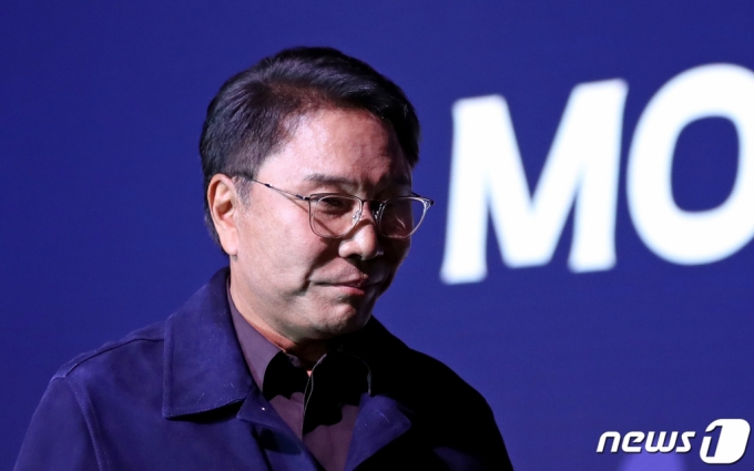 (서울=뉴스1) 장수영 기자 = 이수만 SM엔터테인먼트 전 총괄 프로듀서가 14일 서울 용산구 그랜드하얏트호텔에서 열린 한·몽 경제인 만찬 중 기조연설을 마친 뒤 단상에서 내려오고 있다. 2023.2.14/뉴스1 Copyright (C) 뉴스1. All rights reserved. 무단 전재 및 재배포 금지.