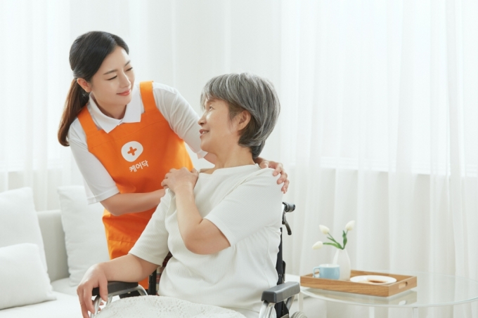 케어닥은 생활돌봄 서비스 이용자의 평균 연령이 76세라고 밝혔다. 사진은 생활돌봄 서비스의 이해를 돕기 위한 이미지. /사진＝케어닥