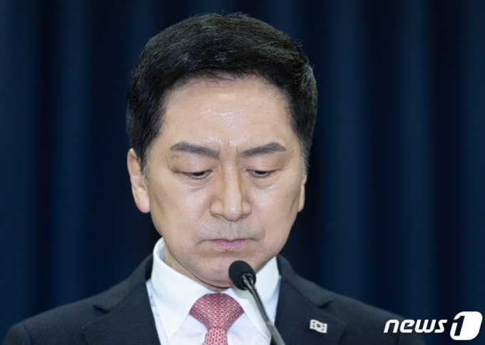(서울=뉴스1) 이재명 기자 = 김기현 국민의힘 당대표 후보가 23일 오전 서울 여의도 국회 의원회관에서 KTX울산역 연결도로 임야 관련 기자회견을 하고 있다. 2023.2.23/뉴스1 Copyright (C) 뉴스1. All rights reserved. 무단 전재 및 재배포 금지.