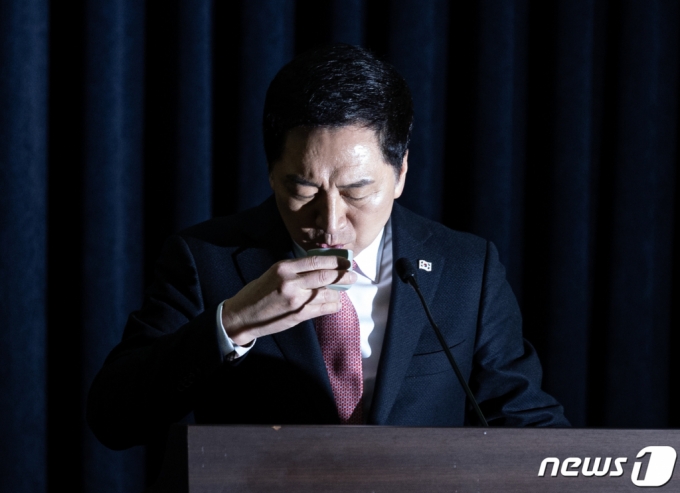 (서울=뉴스1) 이재명 기자 = 김기현 국민의힘 당대표 후보가 23일 오전 서울 여의도 국회 의원회관에서 열린 KTX울산역 연결도로 임야 관련 기자회견에서 물을 마시고 있다. 2023.2.23/뉴스1 Copyright (C) 뉴스1. All rights reserved. 무단 전재 및 재배포 금지.