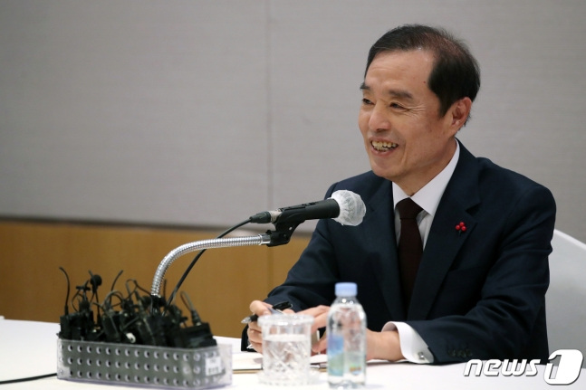 김병준 전국경제인연합회 미래발전위원장 겸 회장 직무대행이 23일 오전 서울 영등포구 여의도 전국경제인연합회관에서 열린 기자간담회에서 질의에 답변하고 있다./사진=뉴스1