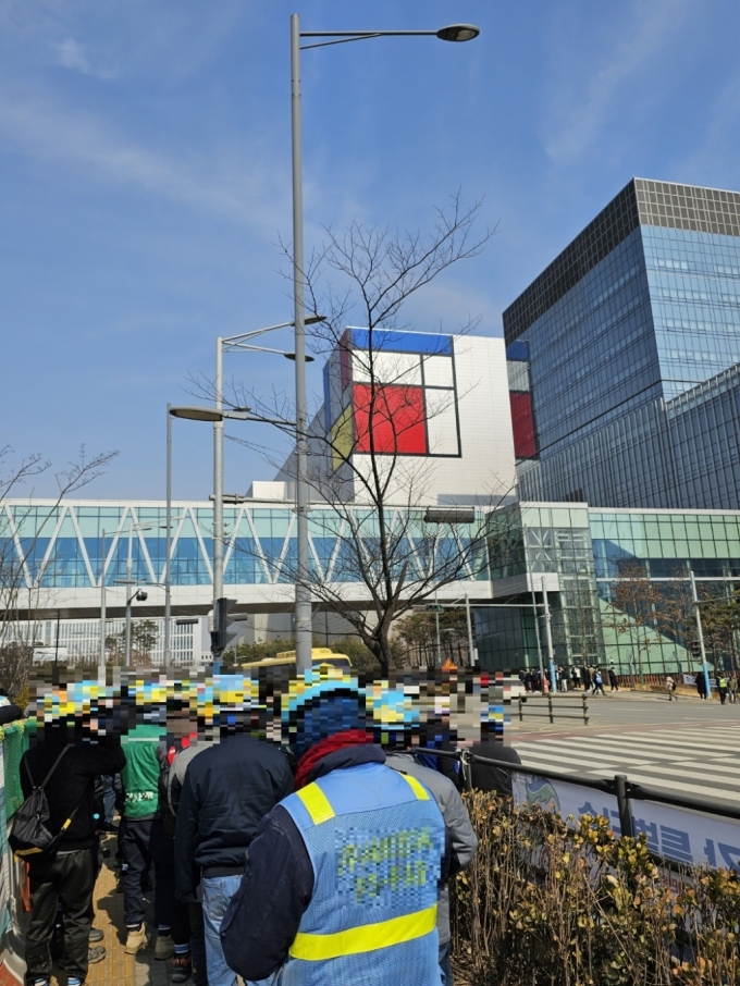 23일 삼성전자 평택캠퍼스 사무동 인근에서 현장 관계자들이 건설현장으로 향하고 있다/사진=이정혁 기자 