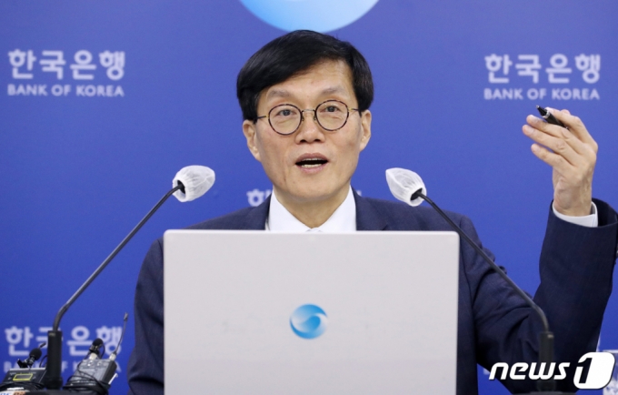 (서울=뉴스1) 사진공동취재단 = 이창용 한국은행 총재가 23일 오전 서울 중구 한국은행에서 열린 통화정책방향 기자간담회에서 취재진 질문에 답하고 있다. 한국은행은 최근 경기 둔화 흐름과 가팔랐던 금리 인상의 효과를 지켜보기 위해 1년 만에 기준금리를 동결했다. 2023.2.23/뉴스1 Copyright (C) 뉴스1. All rights reserved. 무단 전재 및 재배포 금지.