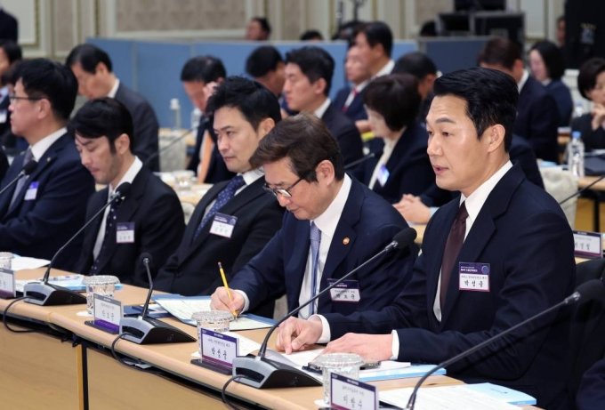 배우 박성웅(오른쪽)이 23일 청와대 영빈관에서 열린 제4차 수출전략회의에 참석해 있다. (대통령실통신사진기자단) /사진=뉴시스