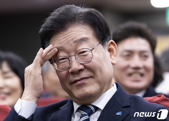 (서울=뉴스1) 이재명 기자 = 이재명 더불어민주당 대표가 23일 오후 서울 여의도 국회 의원회관에서 열린 전국정당위원회 발대식 및 제2기 협력의원단 출범식에서 눈가를 만지고 있다. 2023.2.23/뉴스1 Copyright (C) 뉴스1. All rights reserved. 무단 전재 및 재배포 금지.