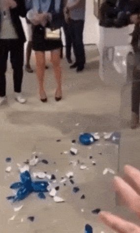 지난 16일 밤(현지 시간) 미국 마이애미에서 열린 '아트 윈우드' 아트페어 VIP 프리뷰 행사에서 한 여성 방문객이 제프 쿤스의 작품 '풍선개'(Ballon Dog)를 손으로 두드리다 받침대에서 떨어뜨렸다. /사진=트위터