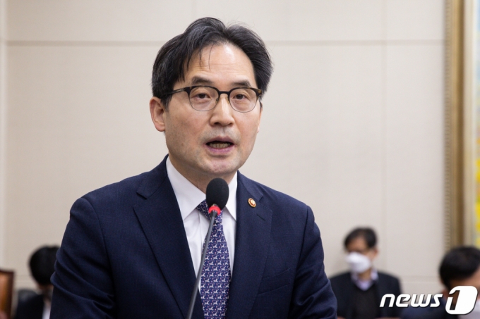 (서울=뉴스1) 유승관 기자 = 한기정 공정거래위원장이 20일 서울 여의도 국회에서 열린 제403회 국회(임시회) 정무위원회 제1차 전체회의에서 법안 제안설명을 하고 있다. 2023.2.20/뉴스1 Copyright (C) 뉴스1. All rights reserved. 무단 전재 및 재배포 금지.