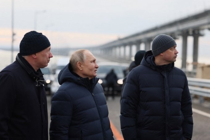 지난해 12월 크름대교 보수공사 현장을 방문한 푸틴 대통령/AFPBBNews=뉴스1