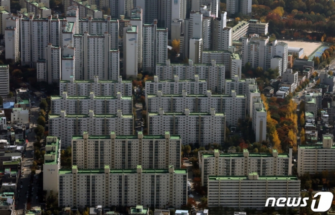 (서울=뉴스1) 송원영 기자 = 지난달 서울 아파트 매매량은 한 달 만에 역대 최저치를 새로 썼고, 미분양은 한 달 사이 27% 증가한 것으로 나타났다. 금리 인상과 집값 하락 우려로 주택 시장이 꽁꽁 얼어붙고 있다. 31일 국토교통부의 '9월 주택통계'에 따르면 올해 들어 9월까지 전국의 주택 매매량(누계)은 41만7794건으로 전년 동기 대비 49% 감소했다. 9월 한 달간 주택 거래량은 3만2403건으로 1년 전보다 60.3% 줄었다. 사진은 이날 서울 송파구 롯데월드타워 전망대 서울스카이에서 바라본 아파트 단지 모습. 2022.10.31/뉴스1 Copyright (C) 뉴스1. All rights reserved. 무단 전재 및 재배포 금지.